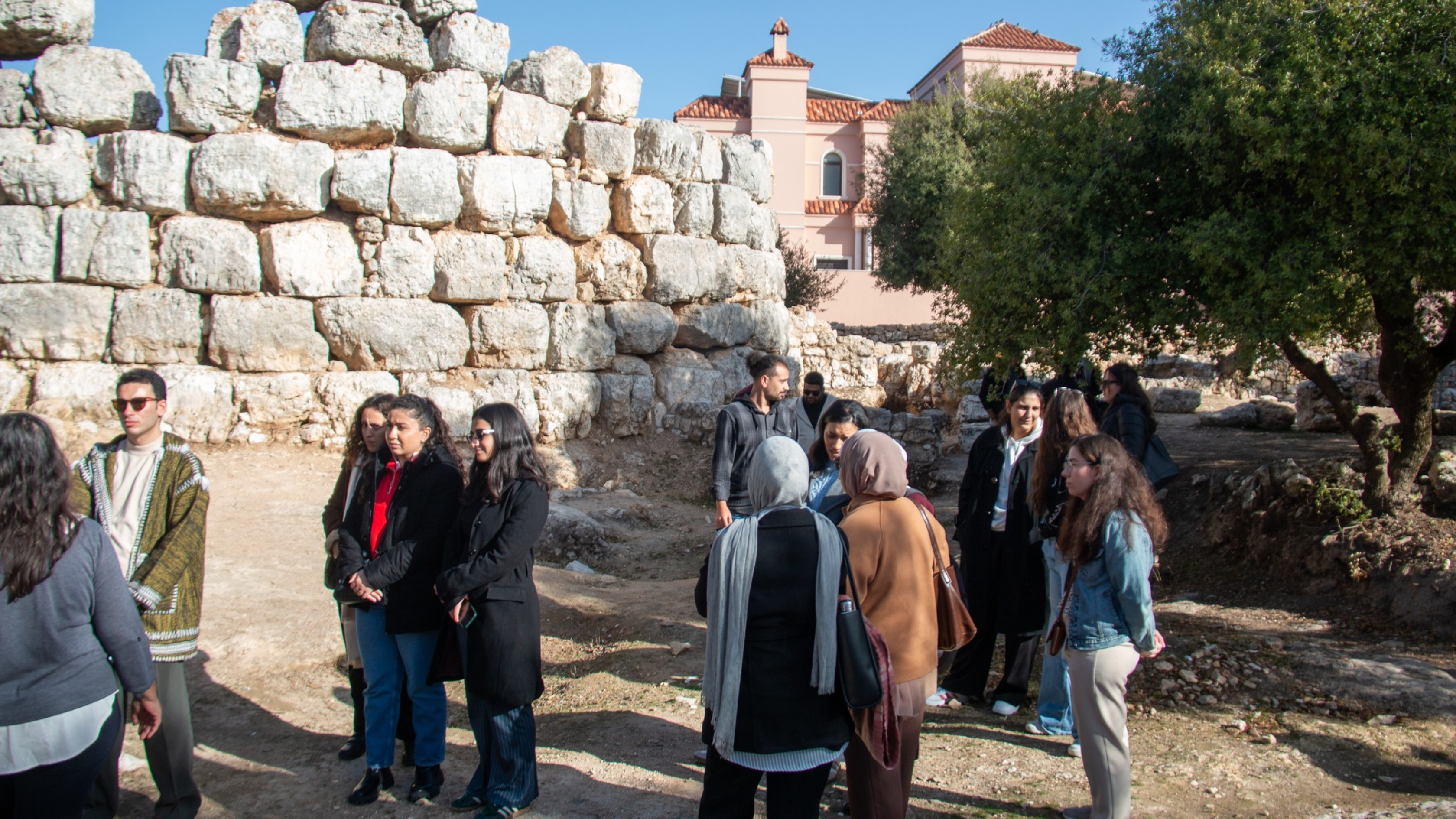 وفد شبابي تونسي يزور جمعية بيت التراث والفنون في الفحيص