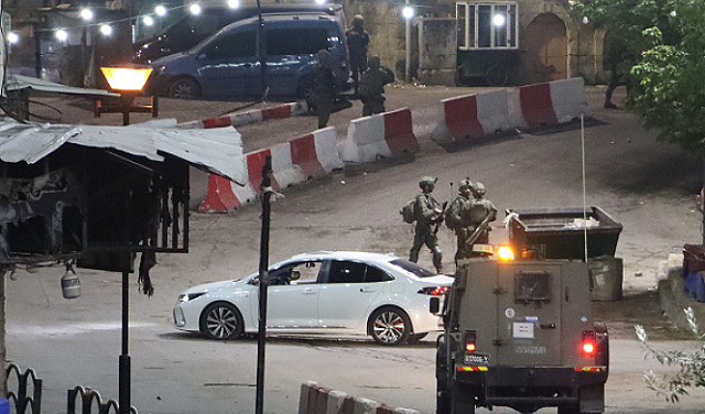 الاحتلال يشن حملة مداهمات واعتقالات واسعة بالضفة الغربية