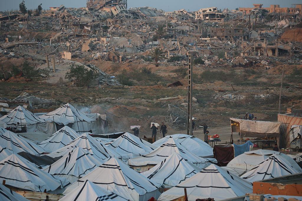 بلدية غزة تعلن أنها تواجه أزمة حادة في استمرار تقديم خدمات جمع وترحيل النفايات الصلبة