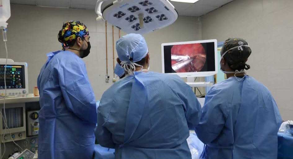 جراحة نوعية لاستئصال أكياس كلابية من رئتي طفل بمستشفى الجامعة