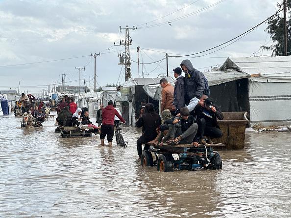 الأمطار تغرق غزة بمزيد من الصعوبات وتفاقم الأوضاع المعيشية المتردية