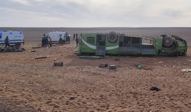 مصرع 14 شخصا وإصابة 34 في انقلاب حافلة جنوب الجزائر