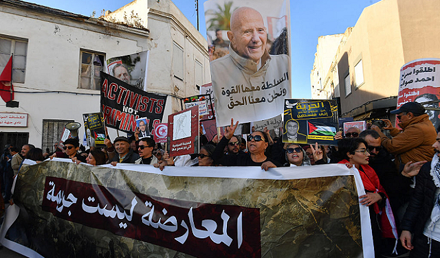 مئات الأشخاص يتظاهرون في تونس ضد قمع الحريات 