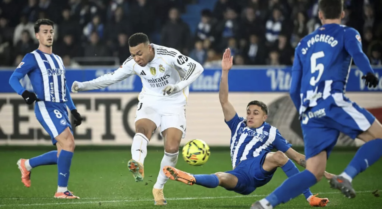 ريال مدريد يعيد الفارق مع برشلونة إلى أربع نقاط بفوز صعب على ألافيس