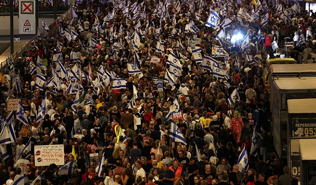 عشرات الآلاف في تل أبيب يتظاهرون للمطالبة بصفقة تبادل أسرى فورية