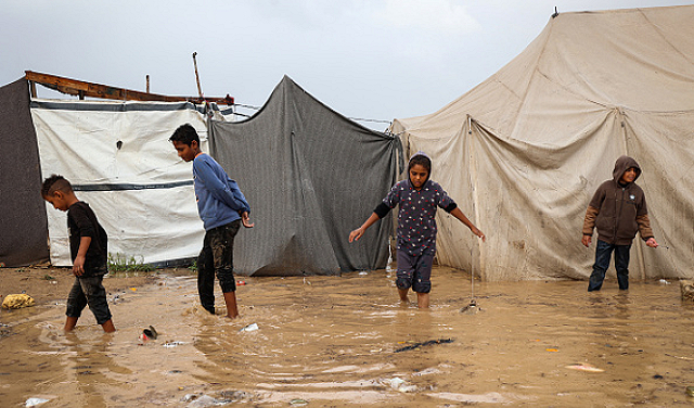 الأمطار تغرق خيام النازحين في غزة 