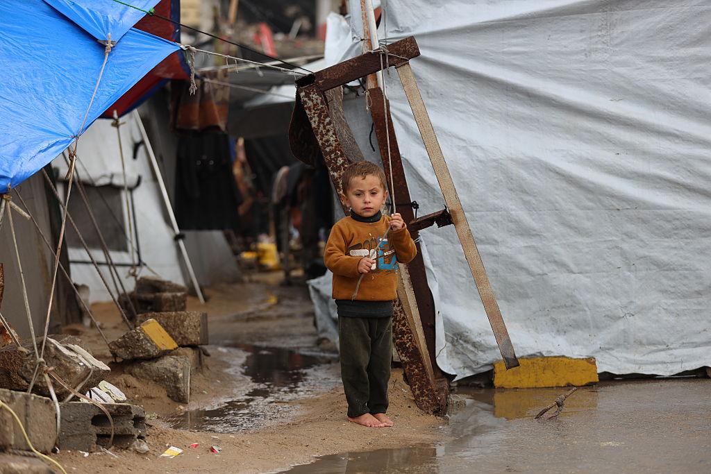 غارات جوية وإطلاق نار مكثف على رفح وسواحل قطاع غزة