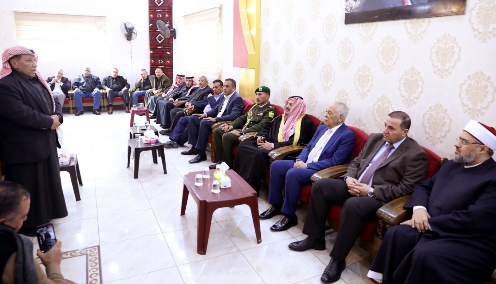 *العيسوي ينقل تعازي الملك وولي العهد إلى عشيرة الخلايلة*