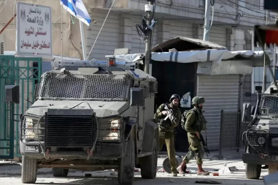 إصابة مسنة فلسطينية وحفيدها ومتضامنتين أجنبيتين باعتداء للمستوطنين شرق رام الله