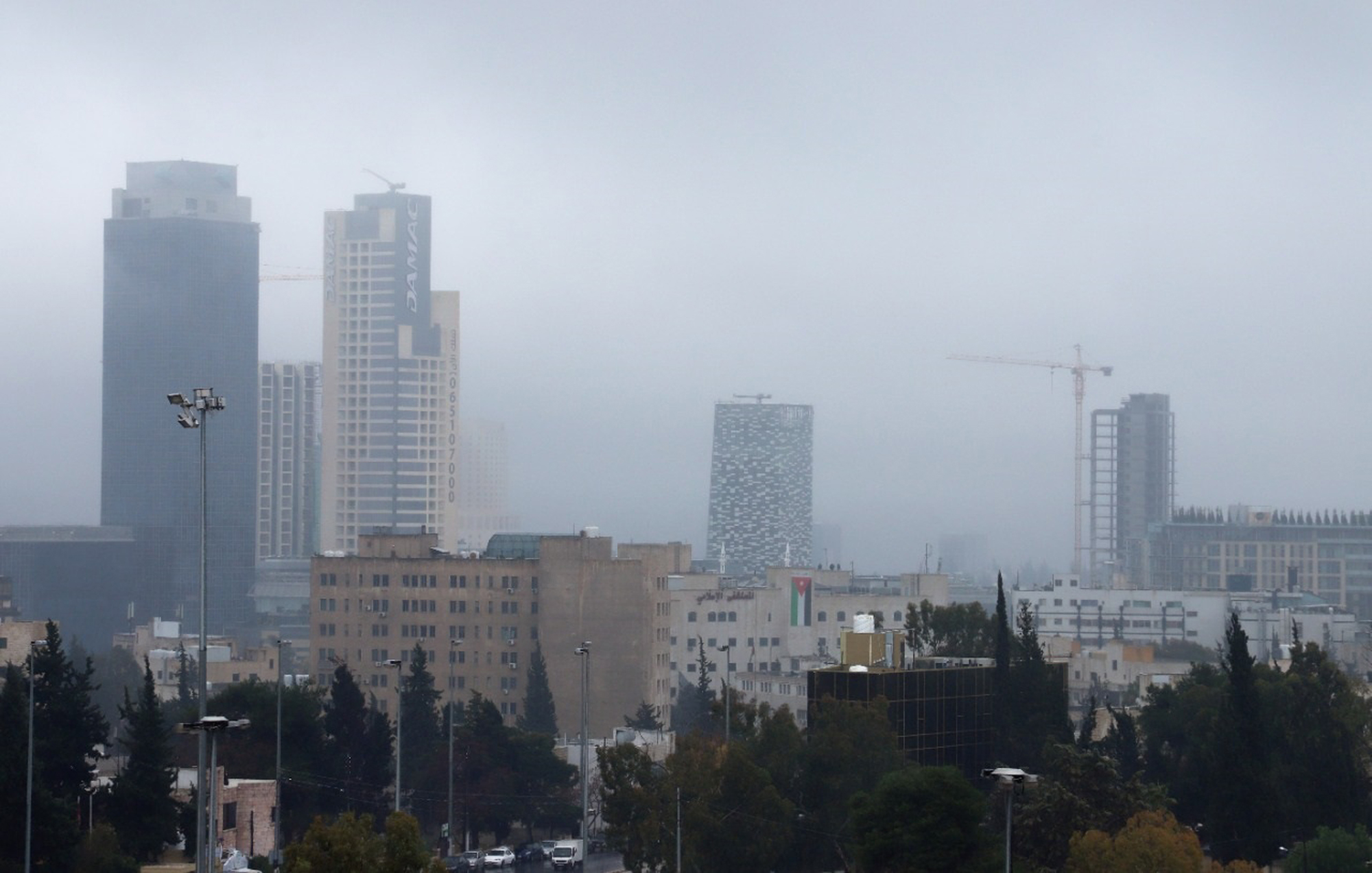 أجواء باردة وماطرة وتحذيرات من تشكل السيول مع تعمق المنخفض الجوي