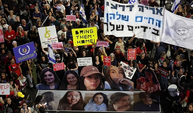 الآلاف يتظاهرون في تل أبيب ضد حكومة نتنياهو وللمطالبة بإجراء انتخابات فورية وإبرام صفقة تبادل أسرى.