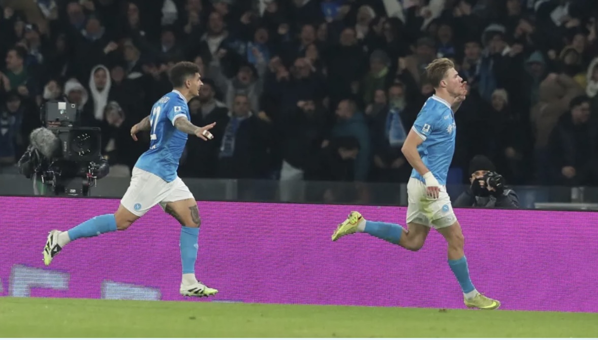 نابولي يفوز على يوفنتوس ويستعيد صدارة الدوري الإيطالي  