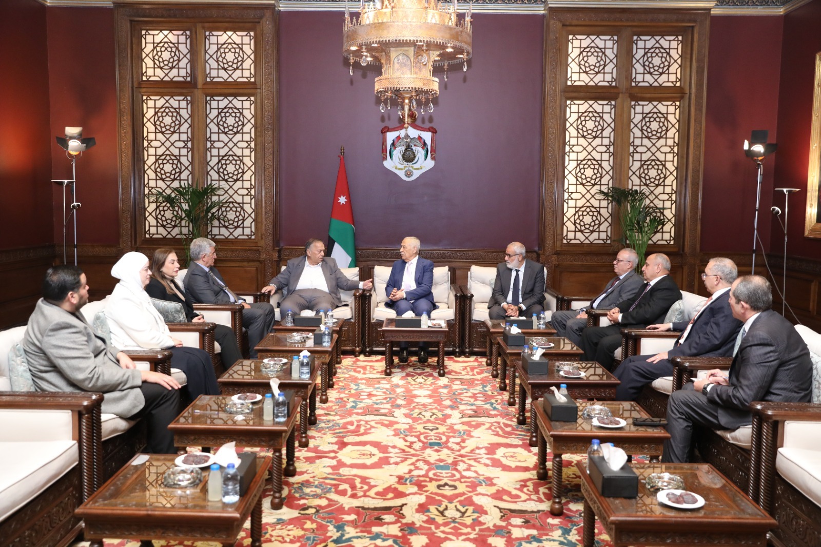 رئيس الديوان الملكي يلتقي وفدا من جماعة عمان لحوارات المستقبل