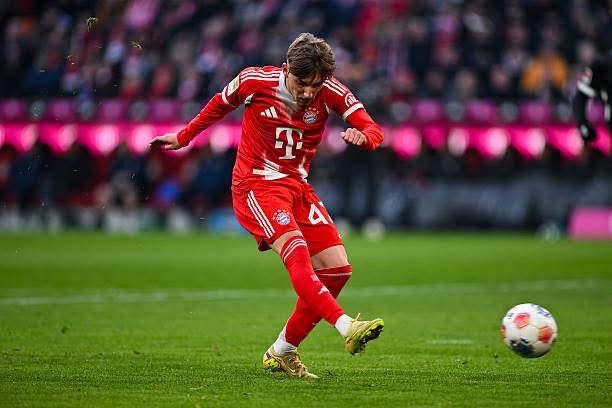 بايرن يقلب الطاولة على فرايبورغ ويستعيد توازنه