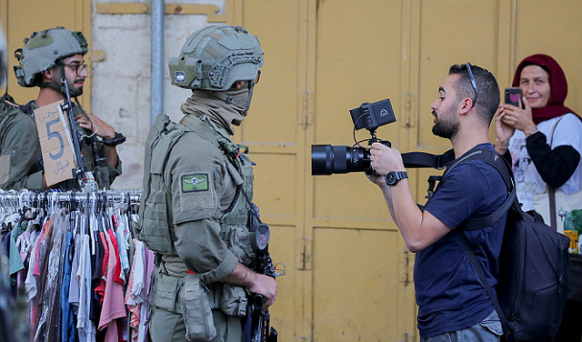 57 انتهاكا واعتداء إسرائيليا بحق الصحافيين الفلسطينيين في تشرين الثاني