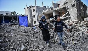 الكيان المحتل يستهدف منازل الصحفيين الفلسطينيين في غزة 